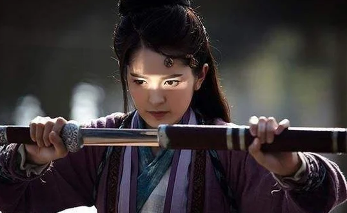 Kiếm pháp của cô không hình thành từ bí kíp hay truyền thừa, mà bắt nguồn từ những va chạm rất đời thường.
