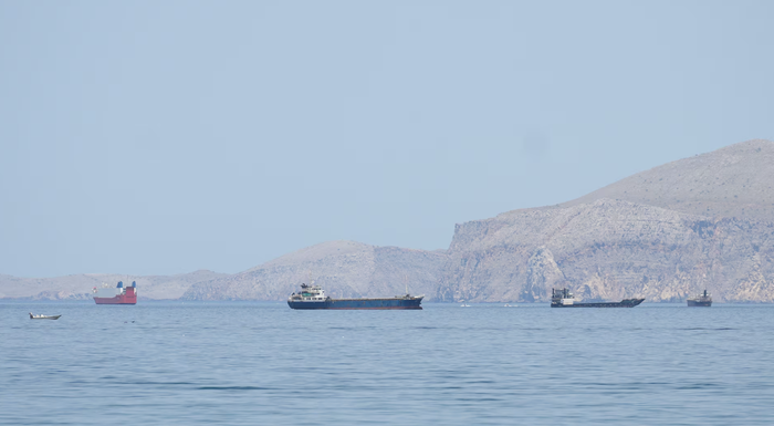 Tàu thuyền trên eo biển Hormuz, Musandam, Oman (Ảnh: Reuters).