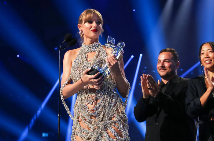 Taylor Swift bị nghi 'chơi chiêu', chiếm spotlight của Ariana Grande Ảnh 6