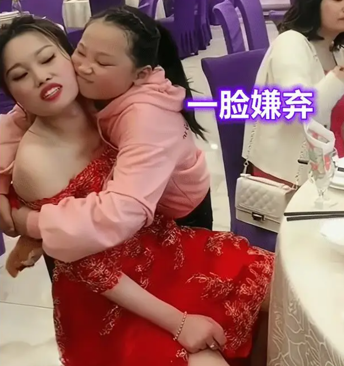 Đang làm đám cưới, cô dâu bị chê trách vì hành động với bé gái đến xin chụp ảnh Ảnh 3