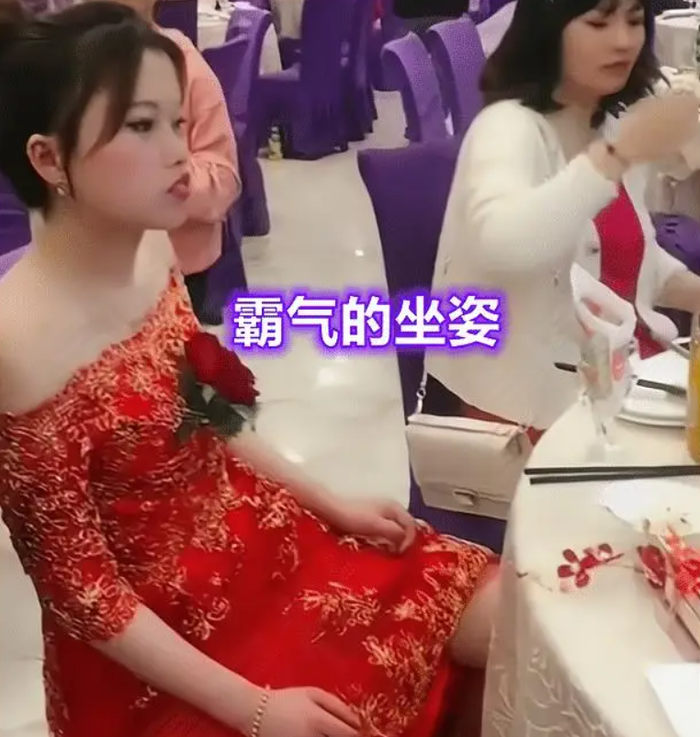 Đang làm đám cưới, cô dâu bị chê trách vì hành động với bé gái đến xin chụp ảnh Ảnh 1