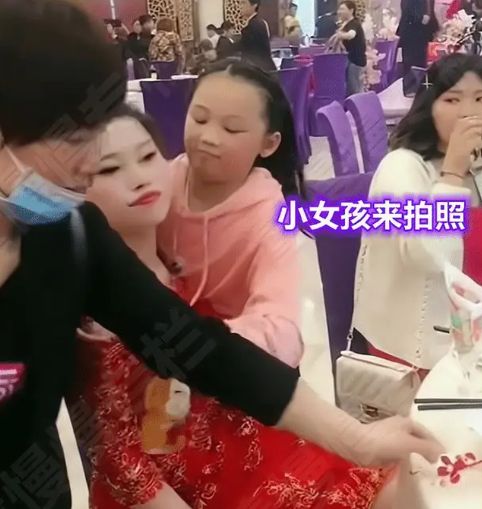 Đang làm đám cưới, cô dâu bị chê trách vì hành động với bé gái đến xin chụp ảnh Ảnh 2