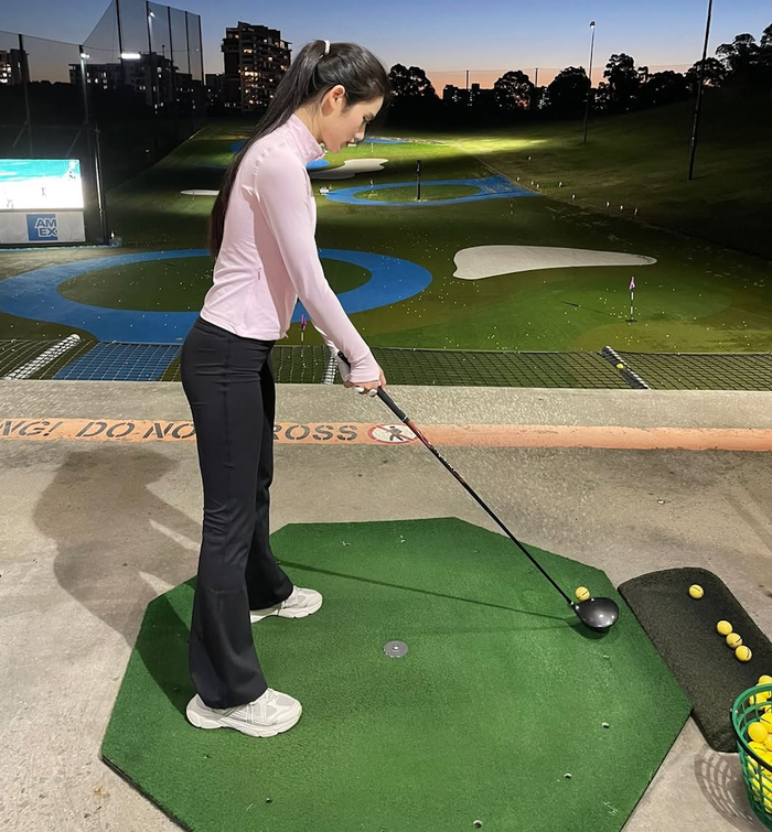 Ý Nhi lần đầu học chơi golf khi ở nước Úc. Ảnh: IGNV