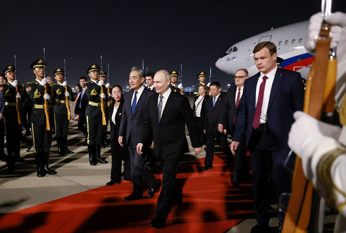 Ngày 19 tháng 5 năm 2026, Tổng thống Nga Vladimir Putin đã đến sân bay Bắc Kinh, Trung Quốc, nơi ông được Ngoại trưởng Trung Quốc đón tiếp. (Reuters).