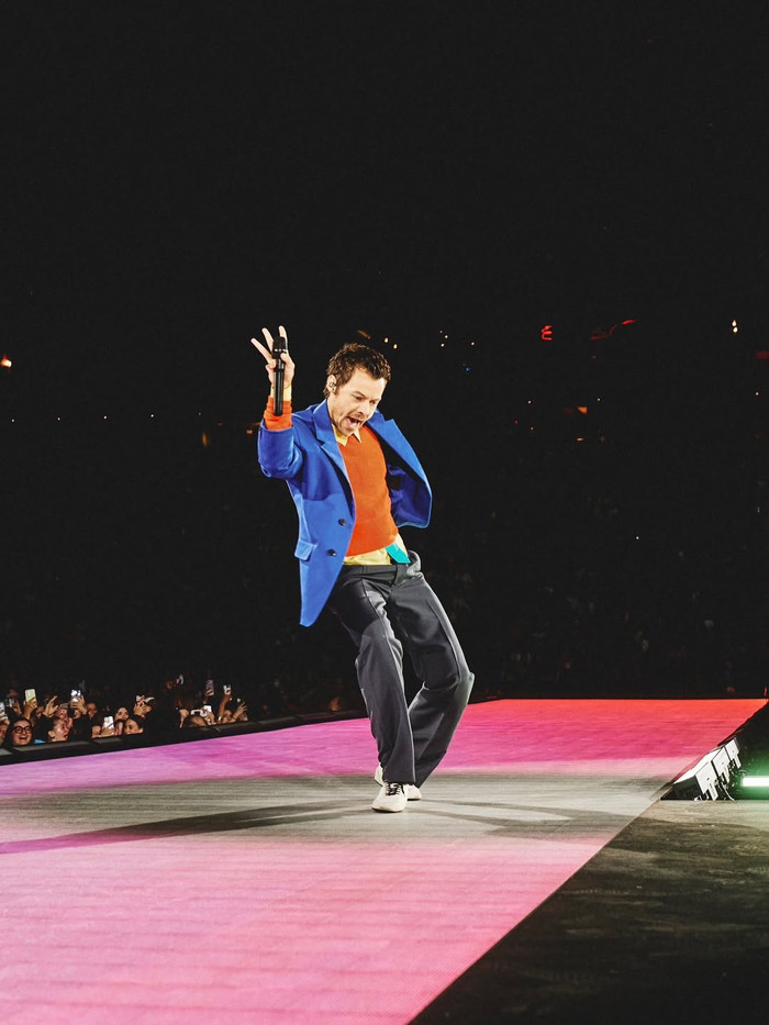 Harry Styles và đêm diễn thắp lên hy vọng giữa thời đại bất an Ảnh 6