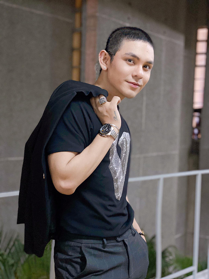 Sơn Ngọc Minh từng nhận được sự theo dõi, quan tâm của khán giả yêu âm nhạc nhờ visual nổi bật và những bản hit đình đám. Ảnh: FBNV