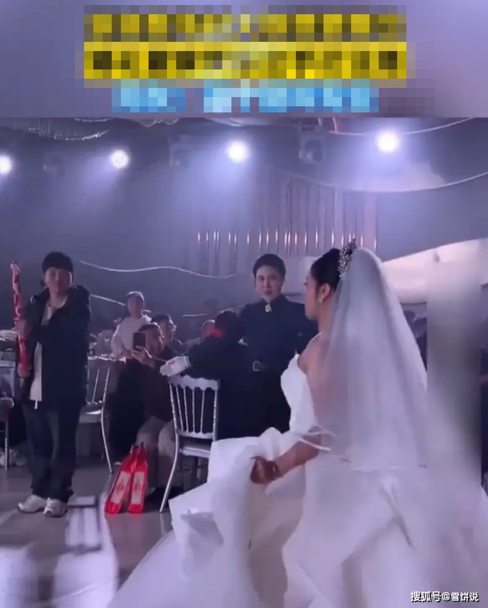 Bà lão bất ngờ lao ra giữa lúc cô dâu tiến vào lễ đường, phản ứng của quản gia gây chú ý Ảnh 4