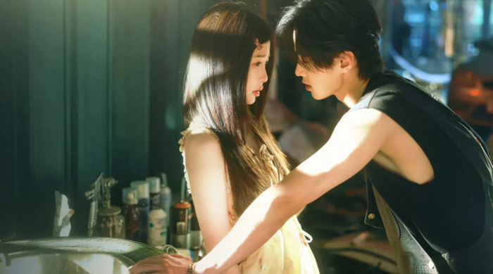 Top 1 thuộc về Song Quỹ của Ngu Thư Hân và Hà Dữ. Bộ phim gây sốt nhờ mô-típ 'anh em không cùng huyết thống' đầy cảm xúc, mở đầu bằng bối cảnh nơi đất khách với màu sắc dị vực rất rõ nét. Các phân cảnh Muay Thái, đua xe được dàn dựng giàu nhịp điệu và căng thẳng, trong khi chuyện tình mang hơi hướng 'cấm kỵ' được xử lý vừa lãng mạn vừa cuốn hút. Đặc biệt, Hà Dữ được xem là điểm sáng lớn nhất của phim với hình tượng nam tính, tràn ngập sức hút khiến nhiều khán giả mê mẩn.