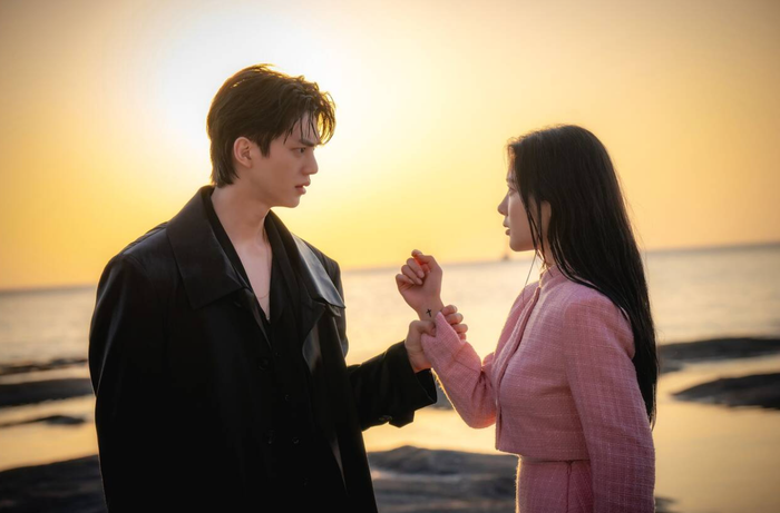 Song Kang và Kim Yoo Jung viết nên chuyện tình giữa con người và ác quỷ trong Chàng Ác Ma Của Tôi, pha trộn lãng mạn và kỳ ảo. Ảnh: NSX