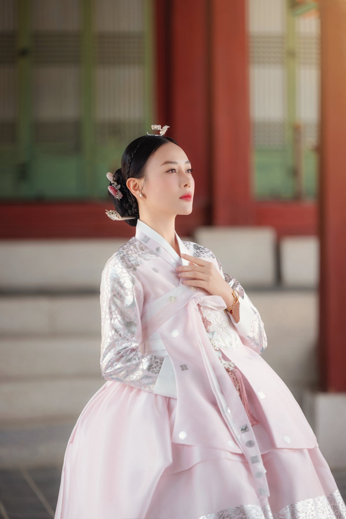 Trước đó, Phương Oanh từng trở thành tâm điểm bàn tán trên mạng xã hội bởi hàng loạt câu chuyện bên lề không liên quan đến nghệ thuật.