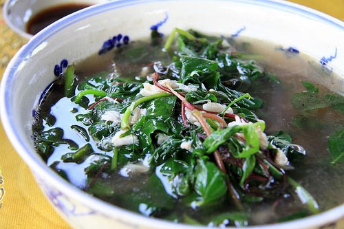 Bát canh rau tập tàng.