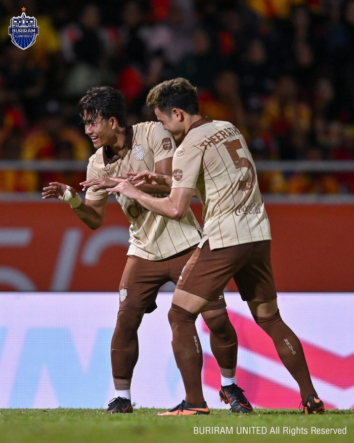 HLV Mark Jackson khen ngợi Suphanat sau khi Buriram của Thái Lan đánh bại Selangor FC 1-0 ở lượt đi chung kết Đông Nam Á 2025/26. Ảnh: Buriram United