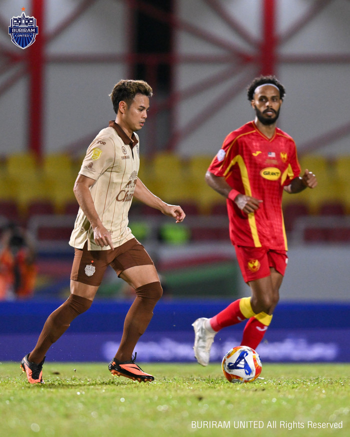 Theerathon Bunmathan đã khẳng định mục tiêu lớn nhất của Buriram United là bảo vệ thành công ngôi vô địch Đông Nam Á sau chiến thắng quan trọng trước Selangor ở trận chung kết lượt đi. Ảnh: Buriram United