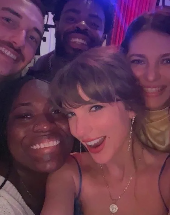 Những bức ảnh chụp vội của Taylor Swift tại sự kiện lễ cưới của cầu thủ George Karlaftis ở Hy Lạp.