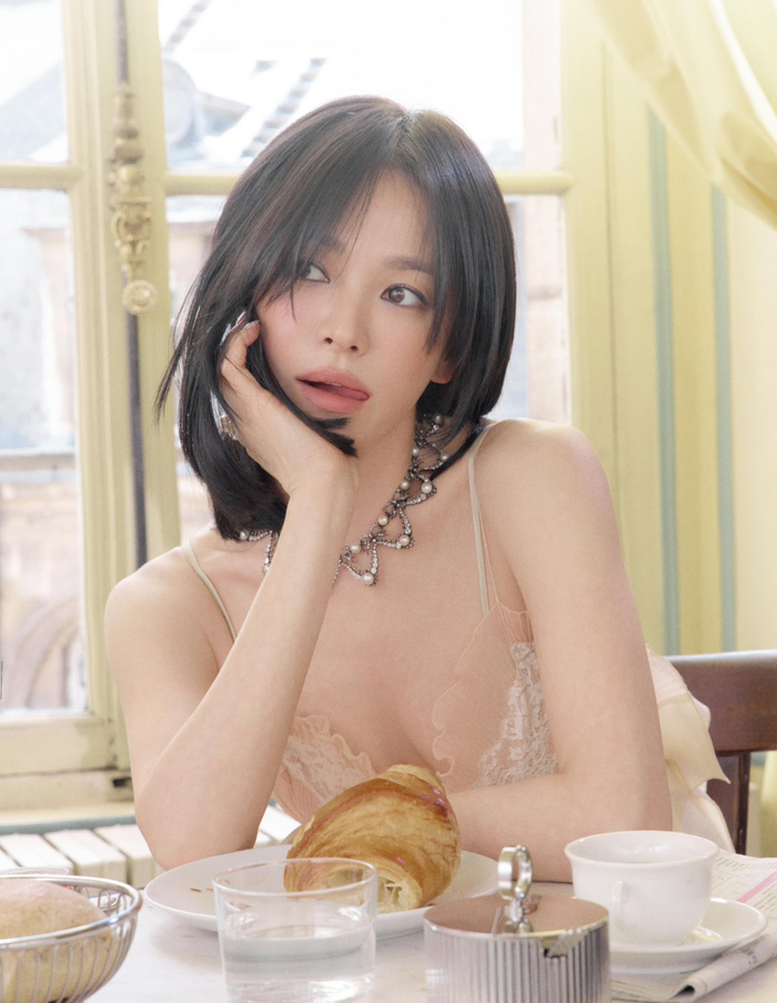 Song Hye Kyo xứng danh 'nữ hoàng nhan sắc' với loạt ảnh hậu trường táo bạo Ảnh 1