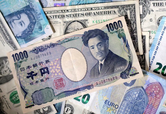 Các tờ tiền đô la Mỹ, euro, yên và bảng Anh (Ảnh: Reuters).