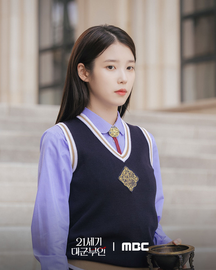 IU đang đứng trước nhiều tranh cãi sau khi bộ phim Perfect Crown kết thúc.