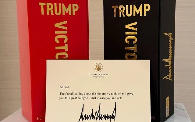 Hình ảnh Tổng thống Mỹ Donald Trump tặng nước hoa mang thương hiệu Trump cho Tổng thống Syria Ahmed al-Sharaa, được đăng tải ngày 19 tháng 5 năm 2026. (Ahmed al-Sharaa/X)