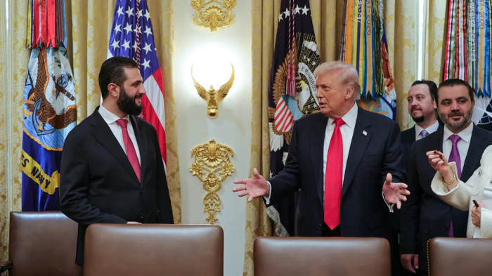 Tổng thống Syria Ahmed Al-Sharaa được Tổng thống Mỹ Donald Trump tiếp đón tại Nhà Trắng trong chuyến thăm chính thức Hoa Kỳ vào thứ Hai, ngày 10 tháng 11 năm 2025. (Ảnh: EYEPRESS qua Reuters Connect)