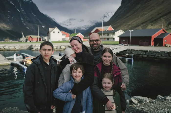 Cristian Mungiu trở lại Cannes với Fjord, tác phẩm quy tụ Sebastian Stan và Renate Reinsve (Ảnh: Deadline).
