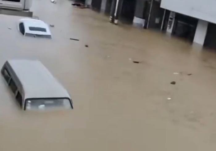 Kinh hoàng mưa lũ ở Trung Quốc: Nước dâng cao vượt mặt cầu, nhiều người mất tích trong đêm Ảnh 1