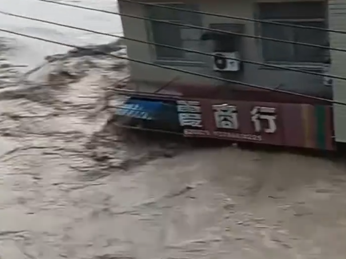 Kinh hoàng mưa lũ ở Trung Quốc: Nước dâng cao vượt mặt cầu, nhiều người mất tích trong đêm Ảnh 2