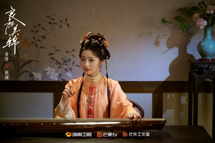 Hoàng Nghệ đồng thời xuất hiện trong hai dự án cổ trang là Giai Ngẫu Thiên Thành và Lương Trần Mỹ Cẩm. Một bên là phản diện quyến rũ Tả Doanh Doanh, một bên là nhân vật Cố Lan thuộc gia tộc họ Cố, việc phủ sóng liên tục trên màn ảnh giúp nữ diễn viên nhanh chóng gia tăng độ nhận diện với khán giả.