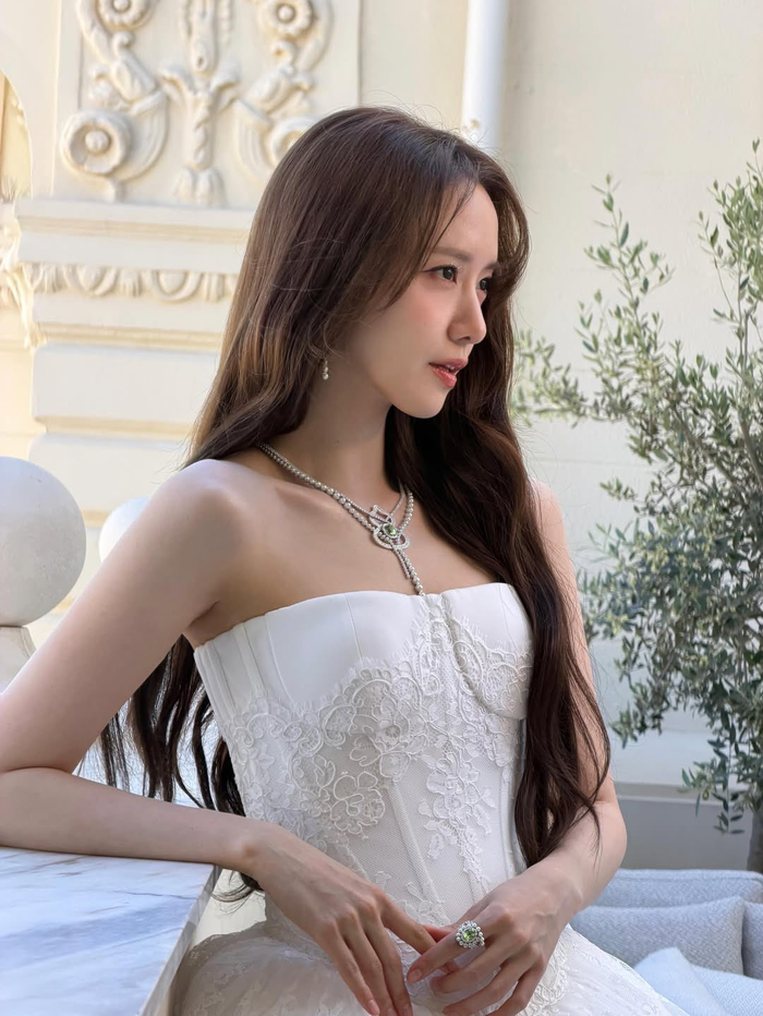 Yoona diện chiếc đầm trắng bồng bềnh với thiết kế cúp ngực, tôn lên bờ vai thanh mảnh cùng đường cổ cao đầy nữ tính.