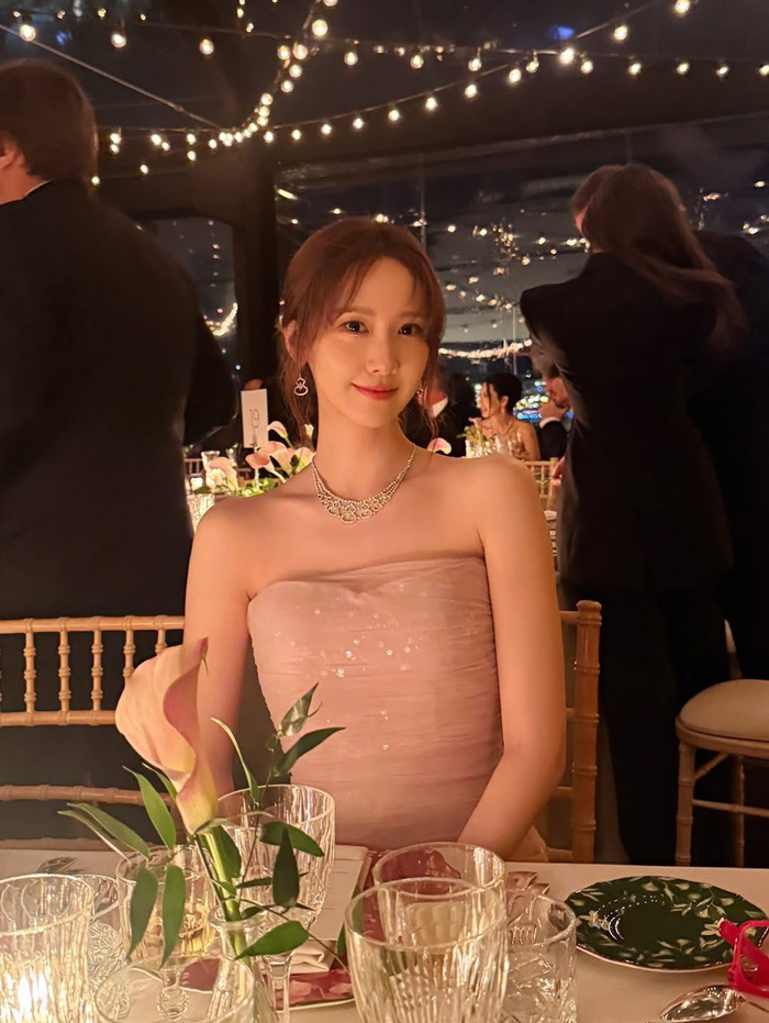 Ngoài ra, Yoona còn gây chú ý với một thiết kế váy hồng ôm sát.