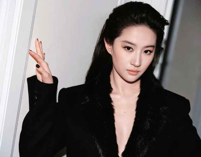 Thần thái tự tin và ánh mắt cuốn hút là điểm nhấn của loạt ảnh lần này. Ảnh: Sohu