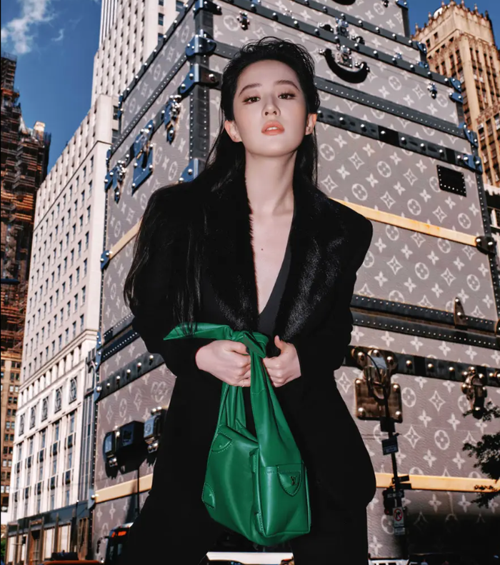 Lưu Diệc Phi gây ấn tượng với phong cách blazer đen thanh lịch trong bộ ảnh mới. Ảnh: Sohu