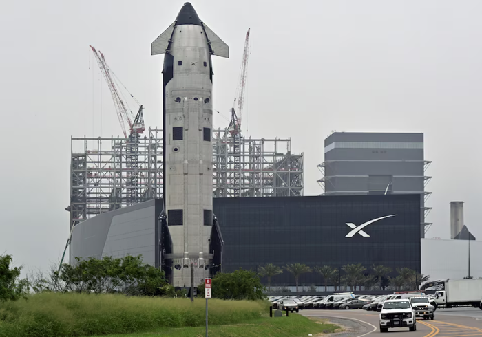 Tàu vũ trụ Starship của SpaceX lăn bánh qua cơ sở sản xuất hướng tới bệ phóng số 2 trước chuyến bay thử nghiệm thứ 12, tại Starbase, Texas, Hoa Kỳ, ngày 19 tháng 5 năm 2026. Ảnh: Reuters