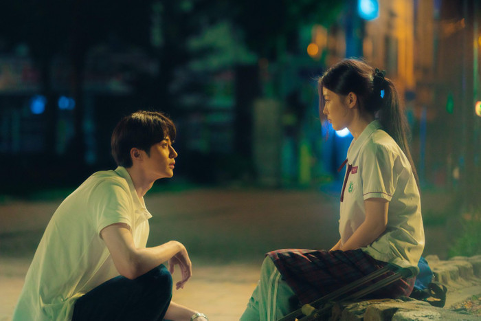 Mang đậm màu sắc hoài niệm, phim đưa khán giả trở lại năm 1999 với những rung động đầu đời trong trẻo của tuổi học trò. Na Bo-ra nhận nhiệm vụ theo dõi một nam sinh để giúp cô bạn thân đang chữa bệnh ở nước ngoài, nhưng rồi chính cô lại rung động trước người bạn của anh chàng ấy. Tác phẩm ghi điểm nhờ bầu không khí thanh xuân nhẹ nhàng, những chi tiết gợi nhớ thời kỳ cuối thập niên 1990 cùng chuyện tình đầu vừa ngọt ngào vừa để lại nhiều tiếc nuối. Cái kết giàu cảm xúc của phim từng khiến không ít khán giả bật khóc sau khi xem.