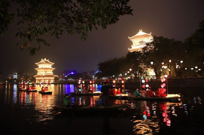 Ninh Bình về đêm nhận được nhiều sự thích thú của du khách.