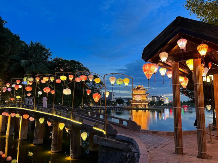Về quê Phương Oanh, du khách thích thú với một 'Ninh Bình mới' về đêm Ảnh 6
