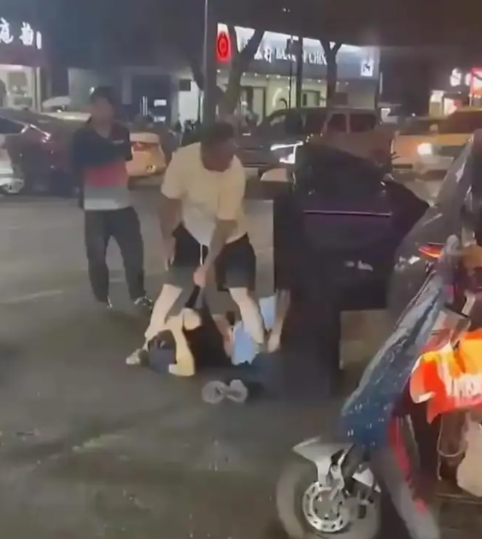 Bắt gặp vợ ngoại tình trước khách sạn, người đàn ông nói một câu đầy đau đớn Ảnh 2