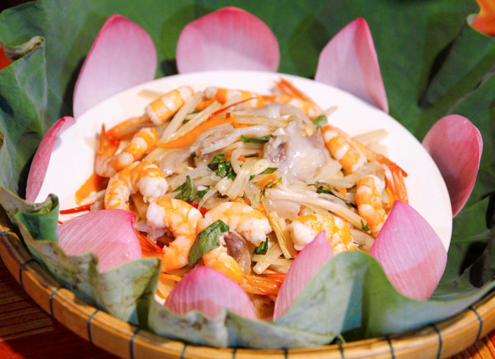 Món gỏi ngó sen tôm thịt.