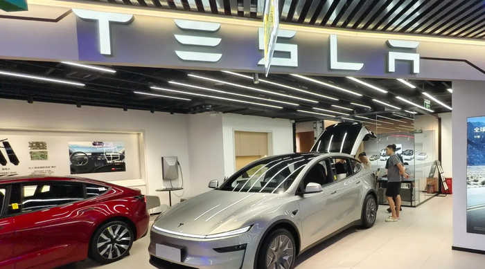 Khách hàng mua xe điện Tesla Model YL tại các cửa hàng Tesla ở Thượng Hải, Trung Quốc vào ngày 19 tháng 10 năm 2025. Ảnh: CNBC