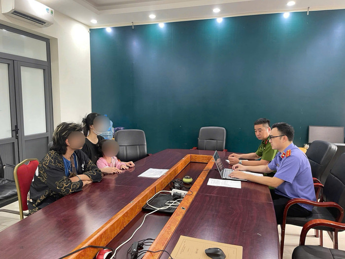 Công an phường Đống Đa và Viện Kiểm sát nhân dân khu vực 2 Thành phố Hà Nội làm việc cùng gia đình cháu bé. Ảnh: Công an TP Hà Nội