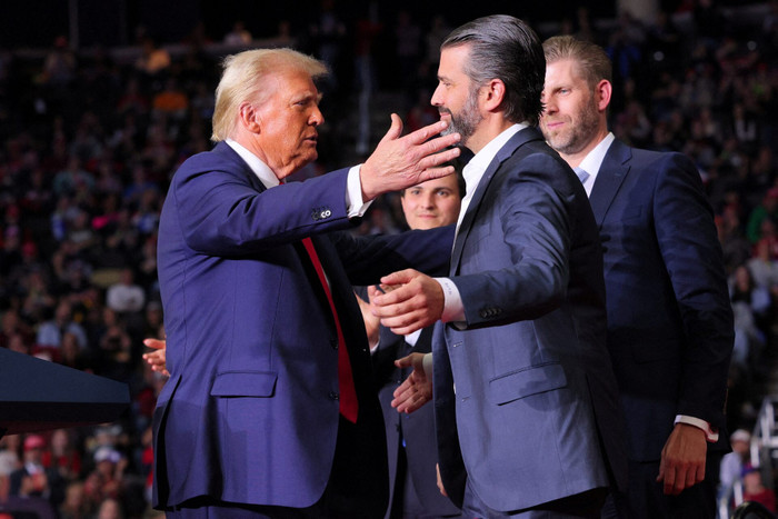 Ông Donald Trump và con trai Donald Trump Jr. (Ảnh: REUTERS/Brian Snyder)