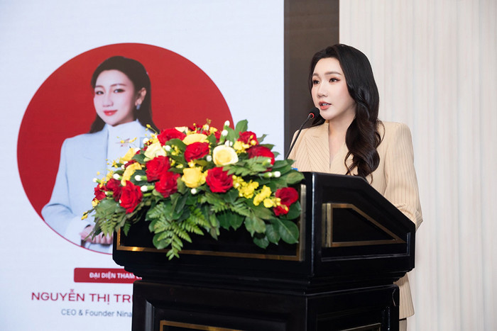 Bà Nguyễn Thị Trúc Phương, đại diện một đơn vị nêu quan điểm tại hội nghị.