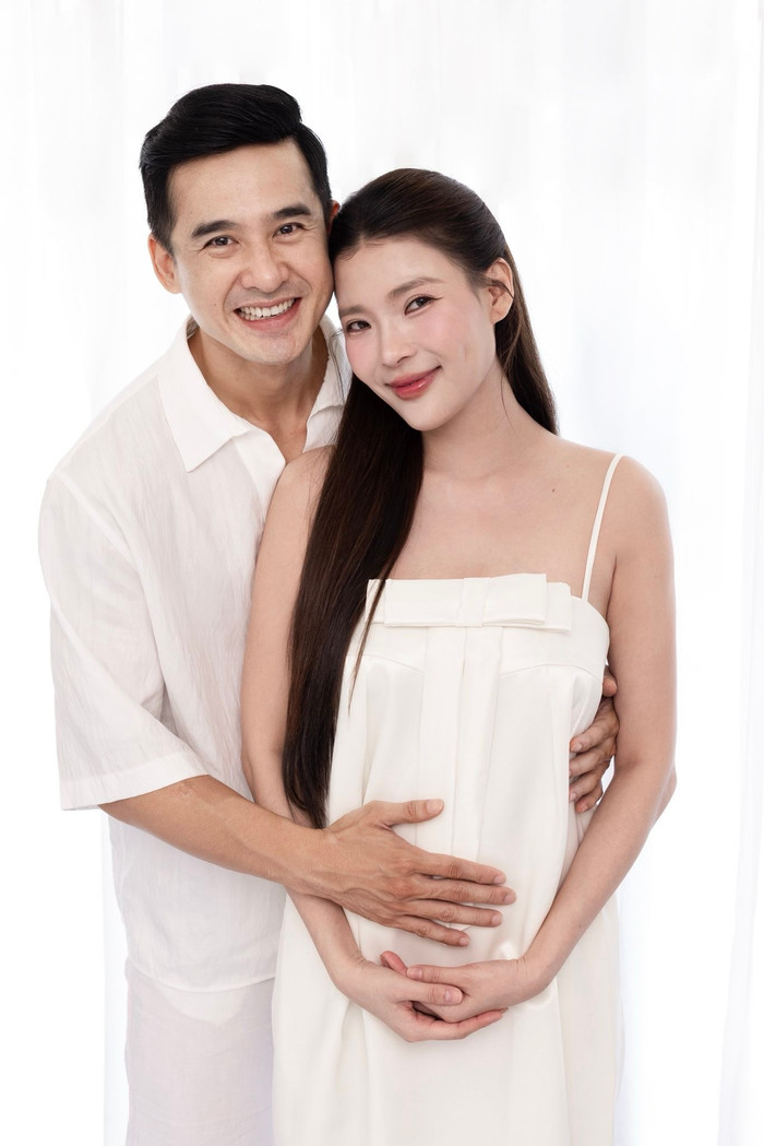 Thúy Diễm và Lương Thế Thành hạnh phúc báo tin sắp đón con thứ 2 chào đời.