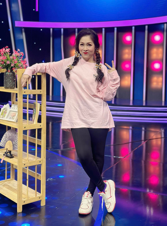 NSND Hồng Vân được nhiều khán giả yêu mến vì tính cách gần gũi, nguồn năng lượng tràn đầy trên sân khấu.