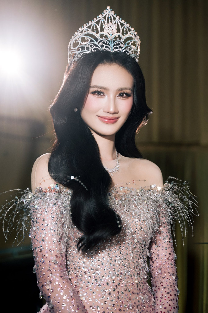 Hoa hậu Ý Nhi kết thúc nhiệm kỳ Miss World Vietnam vào cuối tháng 3 vừa qua. Hiện cô đang tập trung cho việc học tại Úc, cũng như những định hướng phát triển lâu dài.