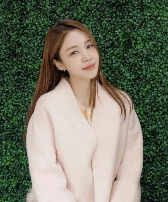 Yoon Jin Yi có màn 'lột xác' ngoạn mục, giảm gần 20kg.