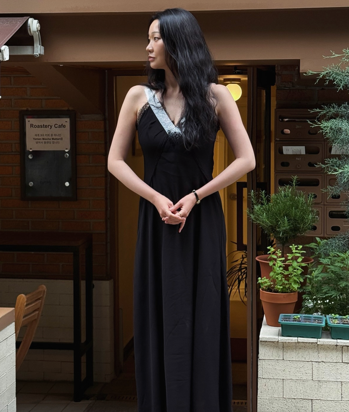 Jang Yoon Joo 'cân đẹp' chiếc váy phong cách đồ ngủ, thoải mái dạo phố.