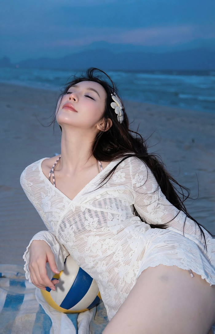 Trong bộ ảnh lần này, Quỳnh Kool lựa chọn phong cách nhẹ nhàng với trang phục tông trắng tối giản (Ảnh: FBNV).