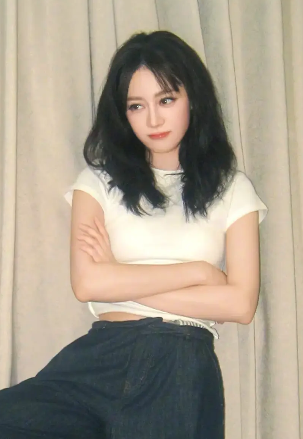 Biểu cảm tinh nghịch cùng gương mặt thanh tú giúp nữ diễn viên 'hack tuổi' ấn tượng trong loạt ảnh mới. Ảnh: Sohu