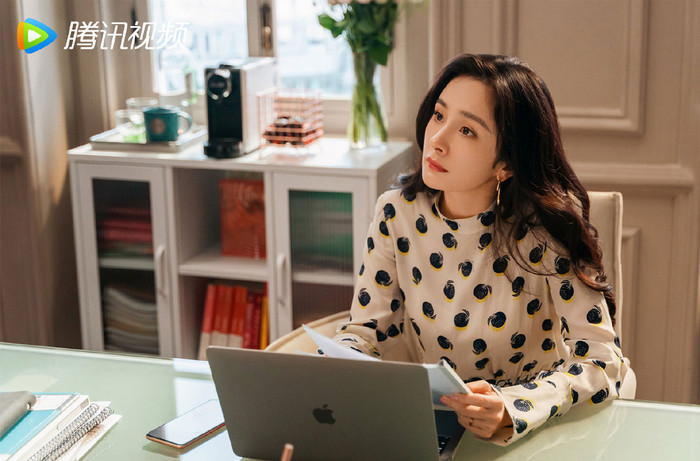 Dương Mịch vào vai nữ luật sư tài năng, cân bằng giữa tình yêu và tham vọng nghề nghiệp. Ảnh: NSX
