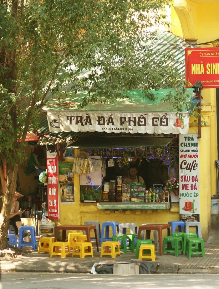 Trà đá vỉa hè Hà Nội - trải nghiệm rất Thủ đô được nhiều người yêu thích. Ảnh: Dân Trí